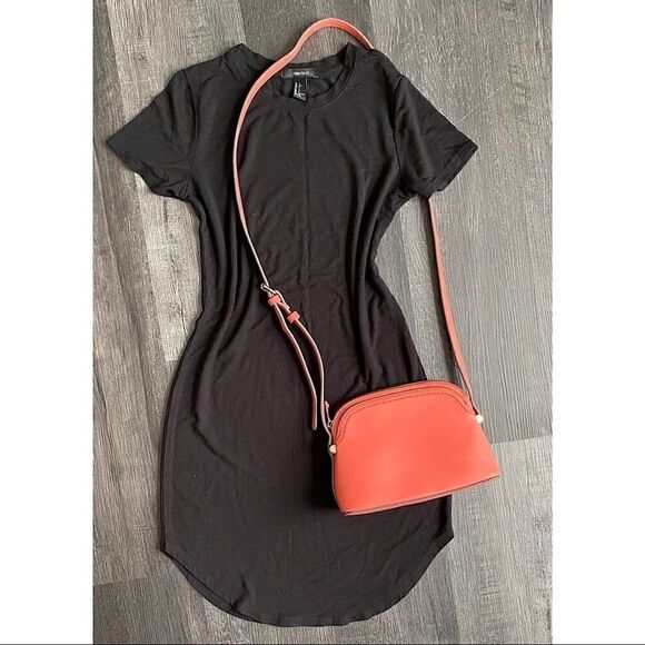 Forever 21 Black Short Sleeves Dress - Picture 2 of 5